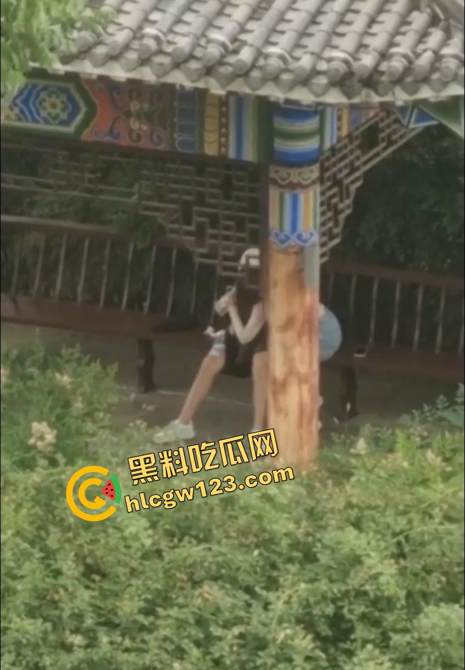 栓Q了兄弟,40秒吃屌传全校,陕西理工情侣校内凉亭乱搞疯传,妹子趴着狂吞直到男的射出来!-9