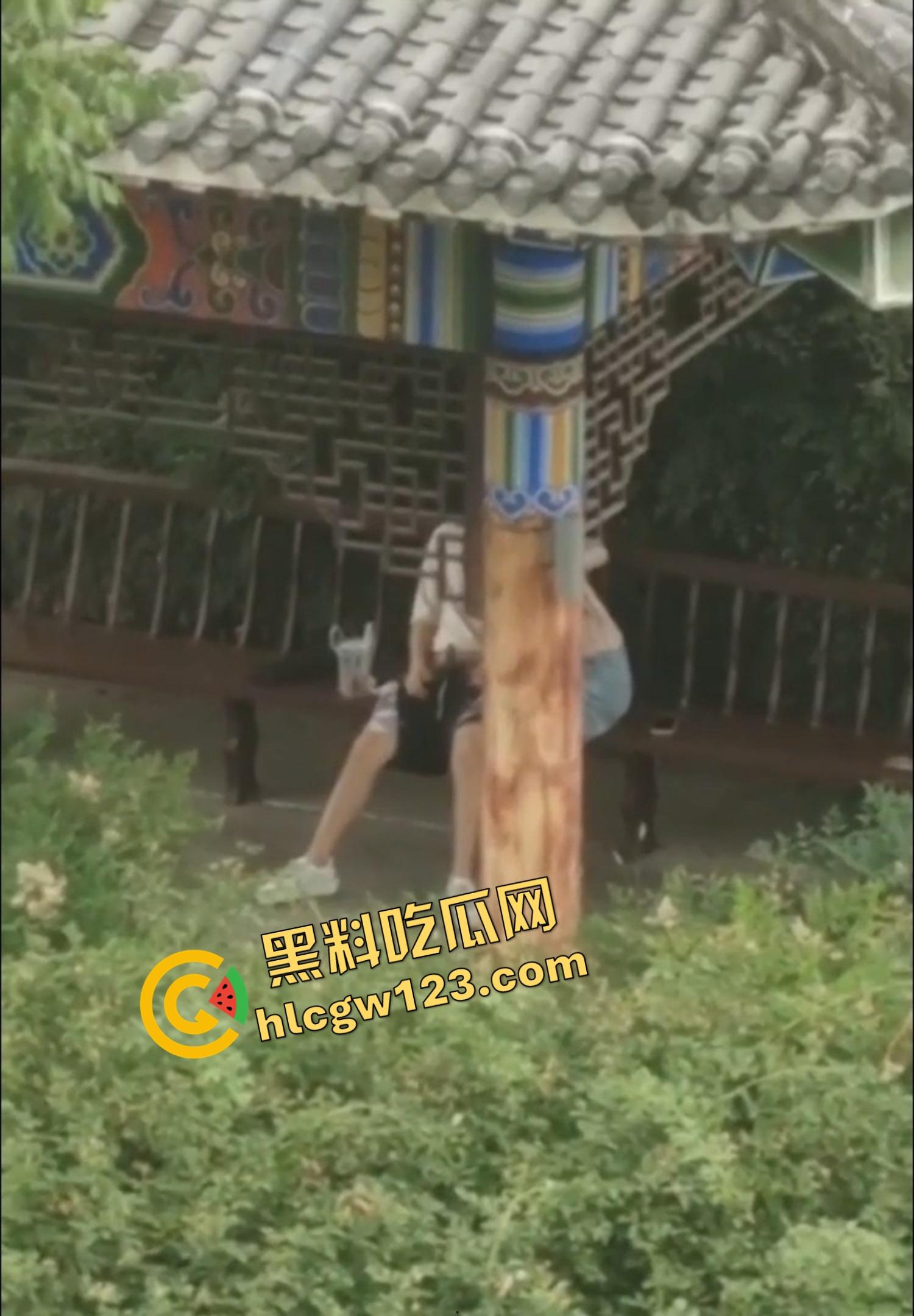 栓Q了兄弟,40秒吃屌传全校,陕西理工情侣校内凉亭乱搞疯传,妹子趴着狂吞直到男的射出来!-10