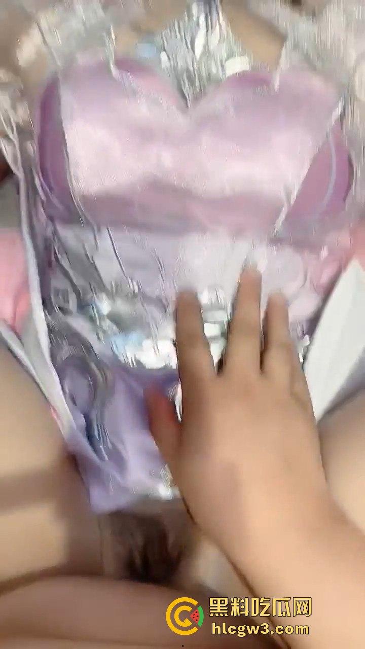 江苏旗袍丝袜御姐骚到飞起!5000块包夜足交口交样样精通,没想到大哥玩完翻脸就曝光,尴尬翻车笑掉大牙!-1