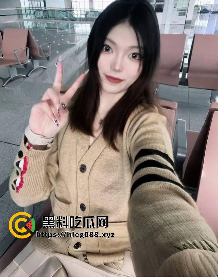 重庆蜜桃臀骚妻【武思思】偷情大瓜,单位领导无套后入操翻天,开档黑丝大屁股被内射,老公头顶绿得发光!-1