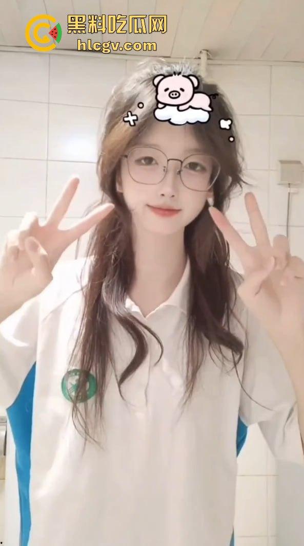 奶神『孙倩』巨乳野外露出引爆眼球!浙江大学06年校花满屏大奶哺育众生,连条狗都爱得不行!-1