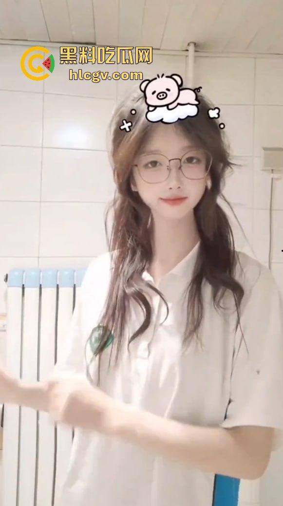 奶神『孙倩』巨乳野外露出引爆眼球!浙江大学06年校花满屏大奶哺育众生,连条狗都爱得不行!-2