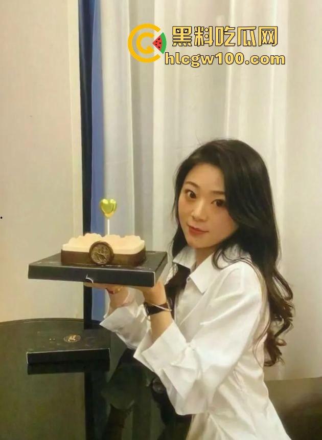 南通反差御姐【胡美然】外表清冷像仙女,床上浪得像小母狗,约炮视频曝光流出。-1