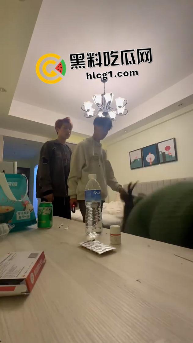 河南精神小伙逼自己女朋友做鸡 拳打脚踢还上电棍 现场视频流出-1