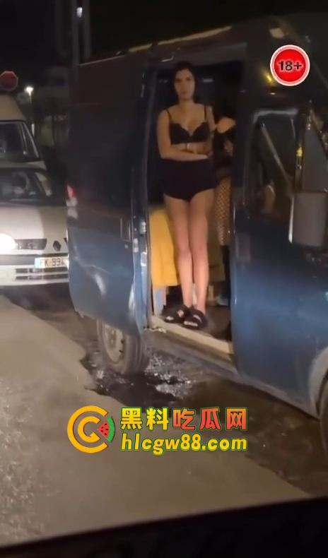 美国站街女卖都玩高端了?依维柯移动炮房遍地开花,一边被操一边跑路,嫖个娼还得坐稳扶好!-8