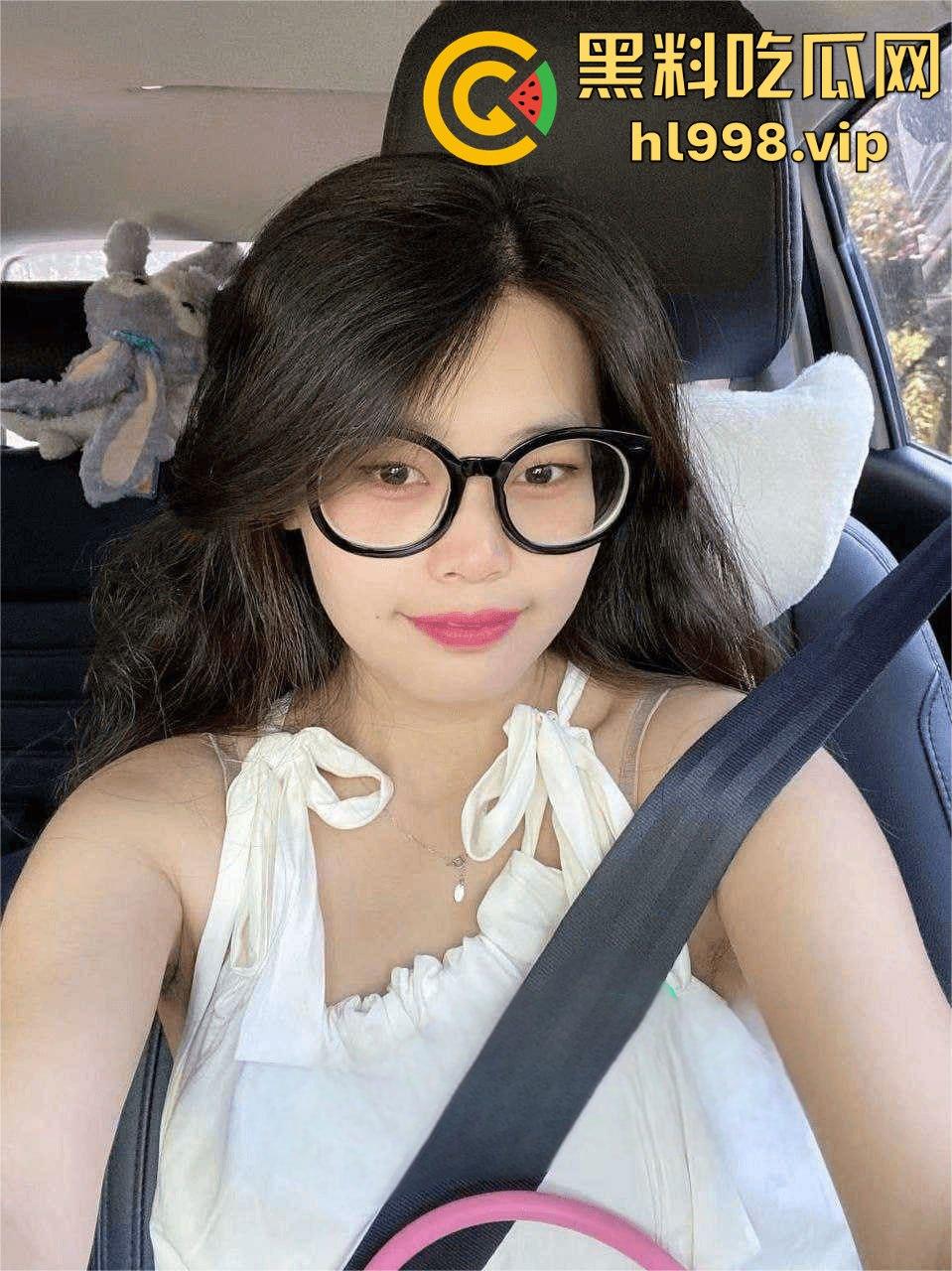 重庆邮电大学大二嫩妹【何馨玥】背着男友裸聊约炮！厕所马桶上玩假鸡巴玩得嗨到飞起！-1