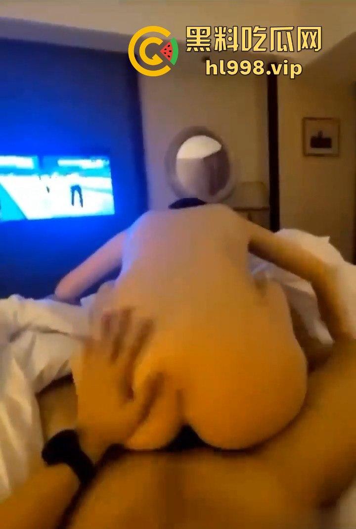 重庆邮电大学大二嫩妹【何馨玥】背着男友裸聊约炮！厕所马桶上玩假鸡巴玩得嗨到飞起！-7