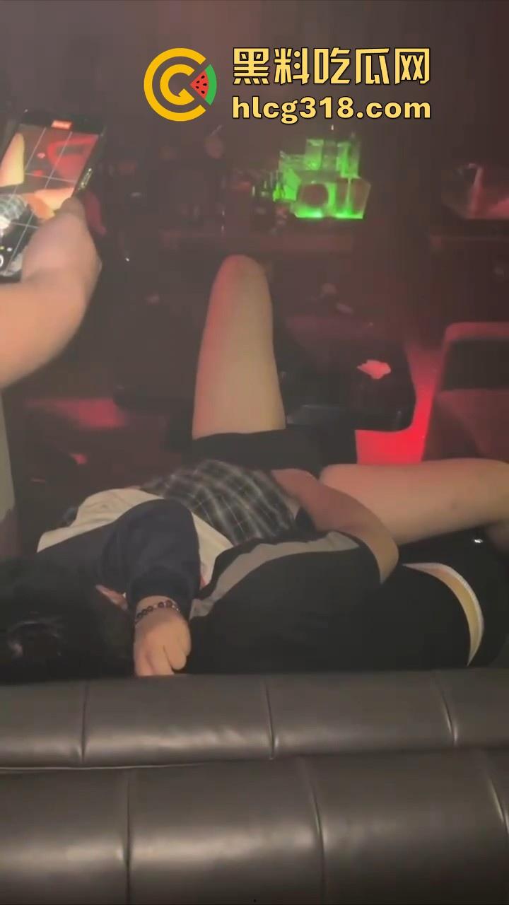 越夜越精彩,酒吧刚认识的JK嫩妹,两杯酒下肚直接开抠,身体扭来扭去一脸享受!-4