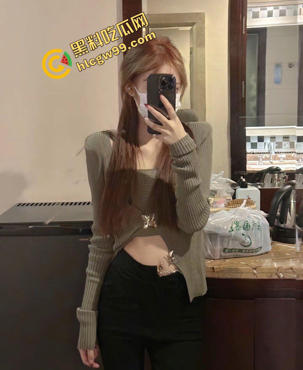 福建泉州社会骚鸡【任茜】性感大雷炮架,做鸡上门约炮大哥,沙发女上骑乘榨精,独家曝光流出!-2