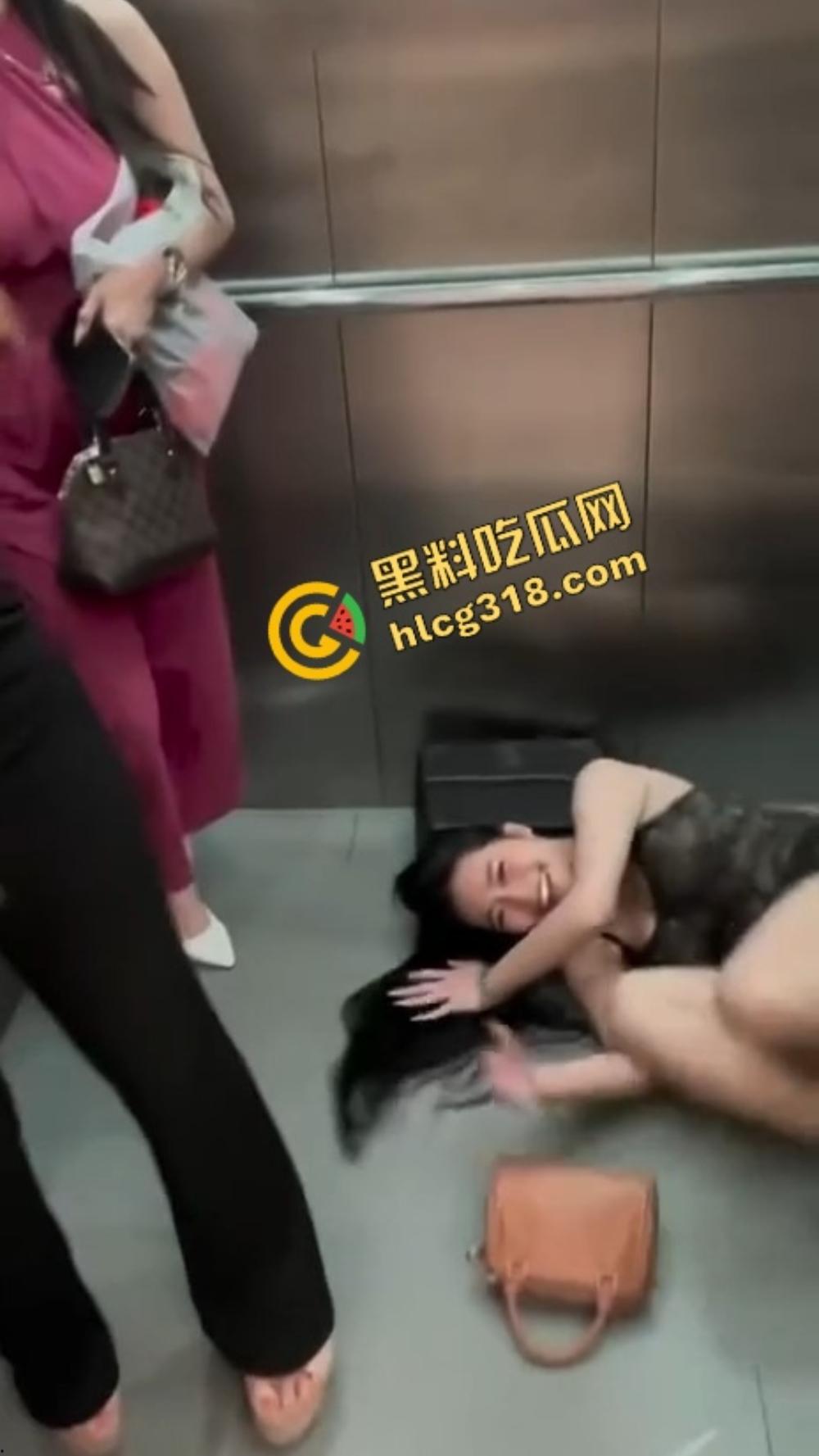 骚逼占电梯现场,喝点马尿就发疯,齐逼短裙倒立露底,这骚操作谁看谁服!-4