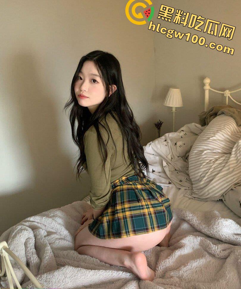 模特【yumi】坐脸视角掰开展示超粉嫩小穴，口交吃鸡无套啪啪鸡巴被裹满白浆-1