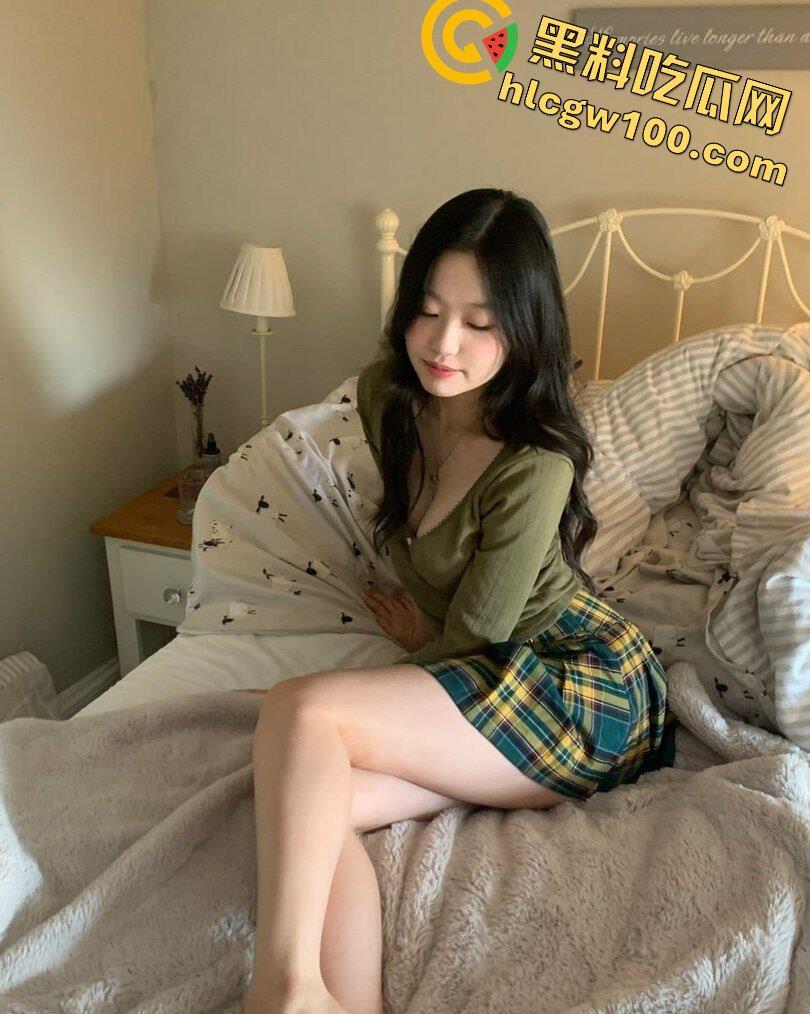 模特【yumi】坐脸视角掰开展示超粉嫩小穴，口交吃鸡无套啪啪鸡巴被裹满白浆-39