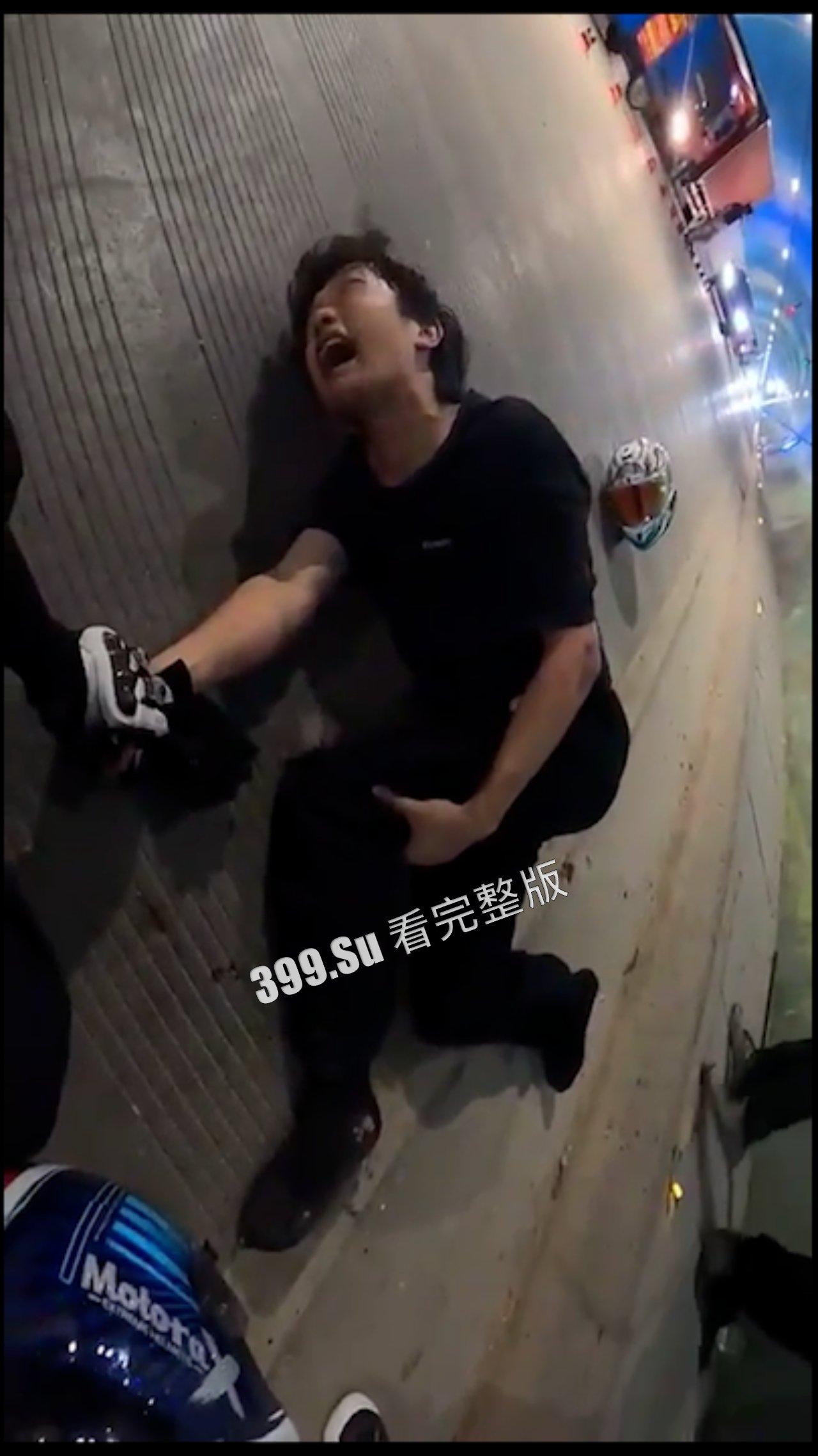 车祸现场 最近骑士们的运气可不太好,摩托车可遭老罪了-1