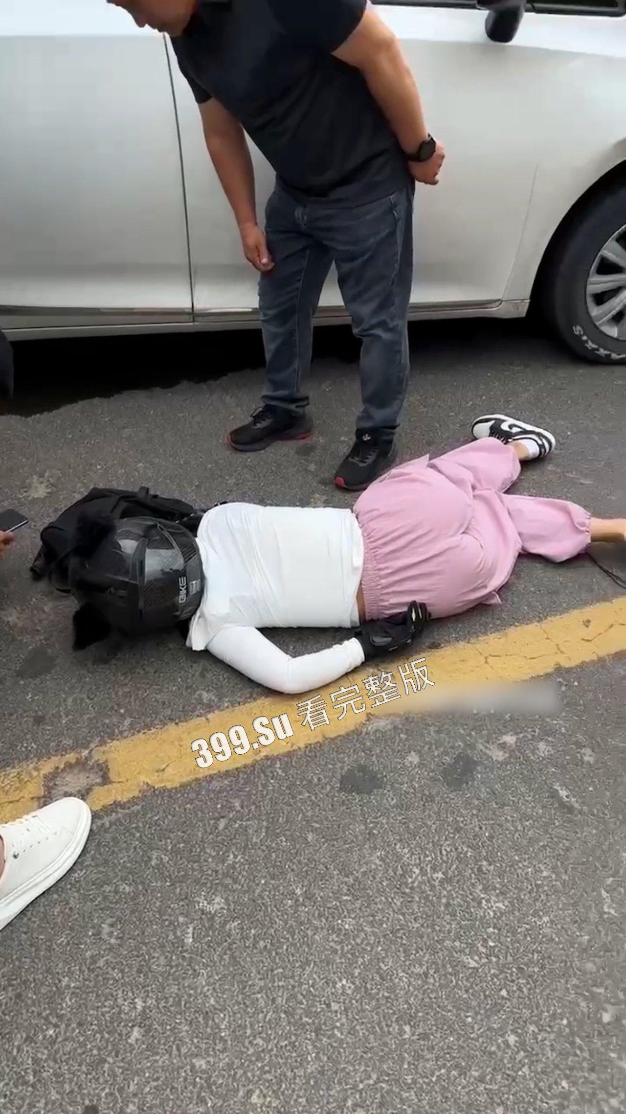 车祸现场 最近骑士们的运气可不太好,摩托车可遭老罪了-2