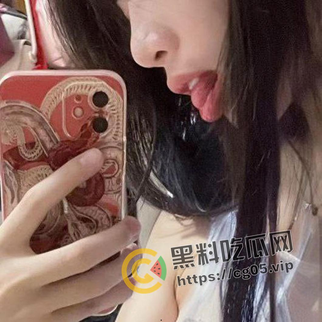 福建反差婊女高中生1v3 还高中就阅屌无数 学校天台露出一战成名 脸庞稚嫩确实巨乳母狗-6