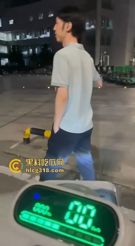 湖北经济学院热搜大瓜!JK制服学生妹校园推特玩露出野战被围观 白天激情后入深夜疯狂口交 真大胆!-12