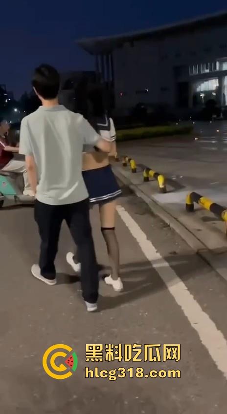 湖北经济学院热搜大瓜!JK制服学生妹校园推特玩露出野战被围观 白天激情后入深夜疯狂口交 真大胆!-13