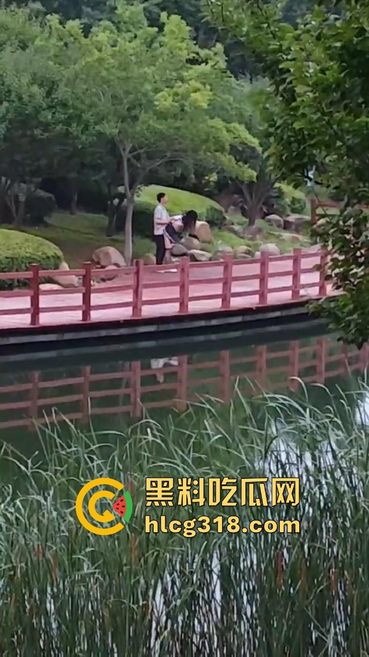 湖北经济学院热搜大瓜!JK制服学生妹校园推特玩露出野战被围观 白天激情后入深夜疯狂口交 真大胆!-14