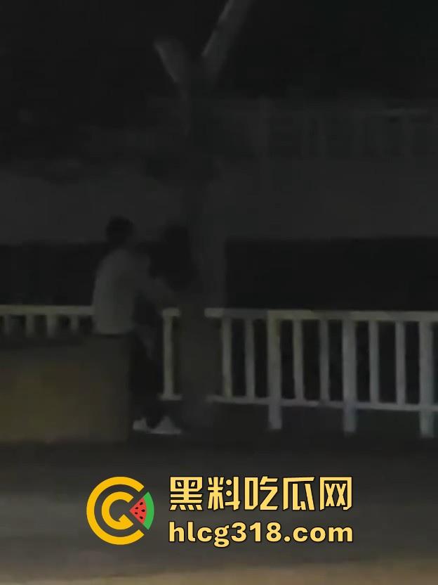 湖北经济学院热搜大瓜!JK制服学生妹校园推特玩露出野战被围观 白天激情后入深夜疯狂口交 真大胆!-15