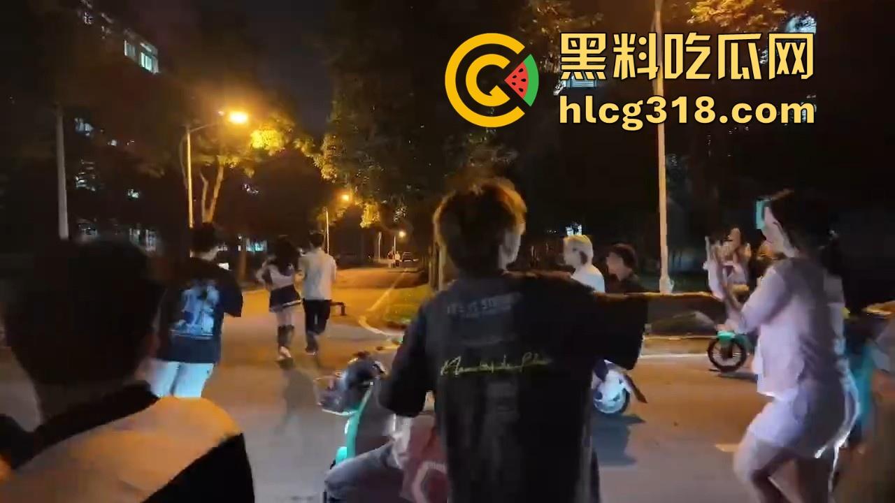 湖北经济学院热搜大瓜!JK制服学生妹校园推特玩露出野战被围观 白天激情后入深夜疯狂口交 真大胆!-16