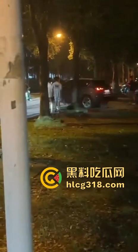 湖北经济学院热搜大瓜!JK制服学生妹校园推特玩露出野战被围观 白天激情后入深夜疯狂口交 真大胆!-17