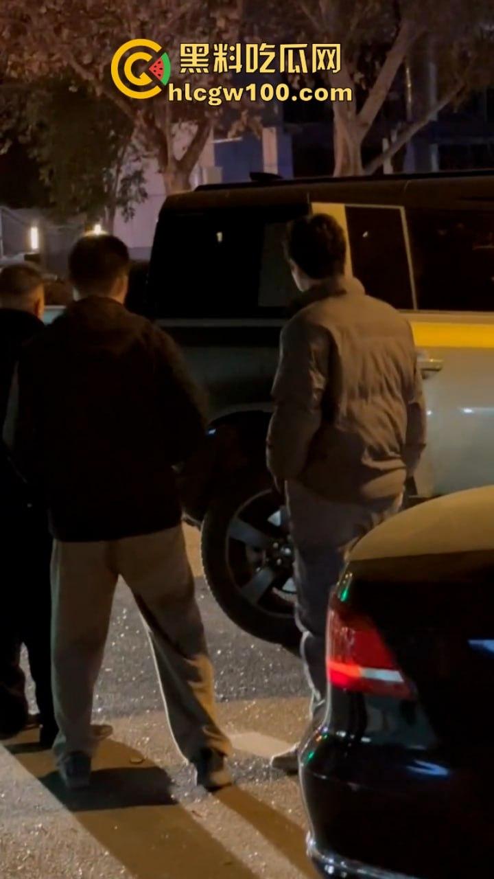 河北石家庄醉酒女司机酒后驾路虎连撞三车 当场吓傻 眼尖吃瓜群众发现美女后裤湿了一片 这是尿了？-1