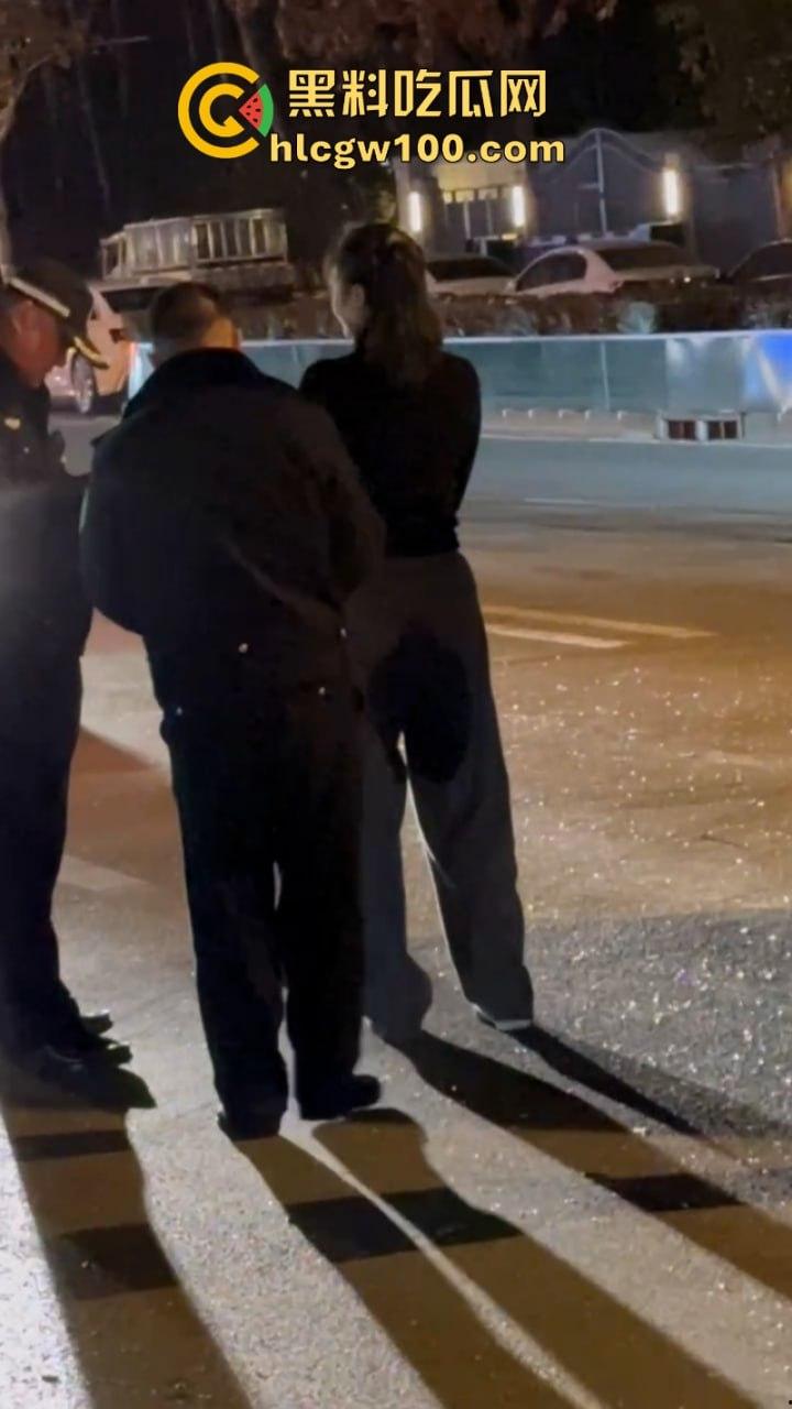 河北石家庄醉酒女司机酒后驾路虎连撞三车 当场吓傻 眼尖吃瓜群众发现美女后裤湿了一片 这是尿了？-8