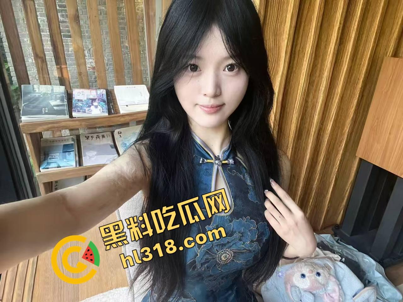 干爹把萝莉干女儿当筹码送合作伙伴,软妹身材娇小被提起直接操,干爹看傻眼年轻体力就是不一样!-1
