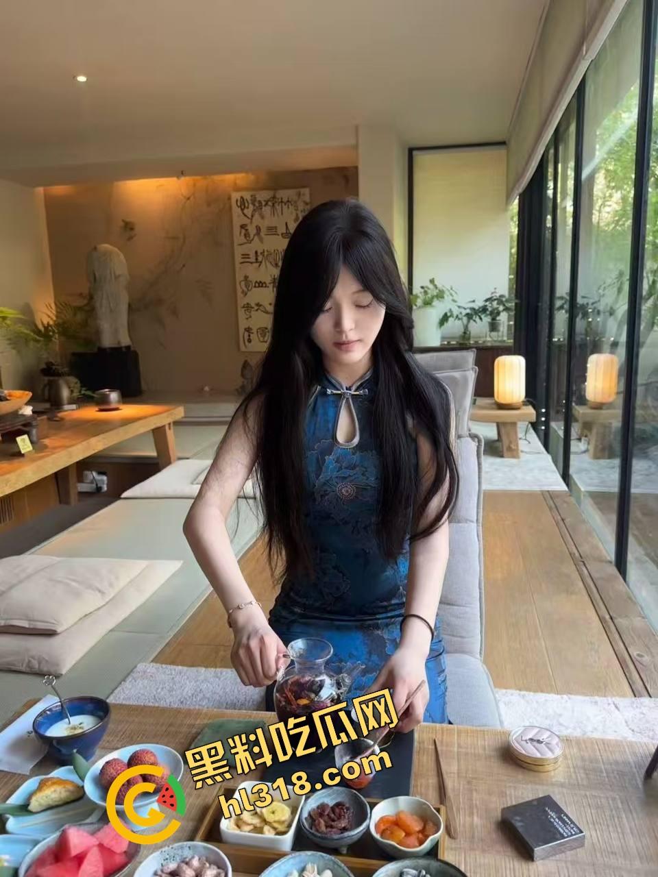 干爹把萝莉干女儿当筹码送合作伙伴,软妹身材娇小被提起直接操,干爹看傻眼年轻体力就是不一样!-2