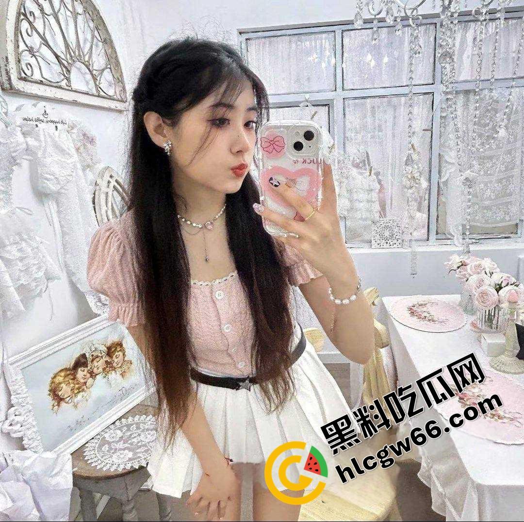 上海美院富家乖乖女【李梦圆】画油画的手拿去撸鸡巴,玉足足交蜜桃臀后入小穴夹得连射三发!-5