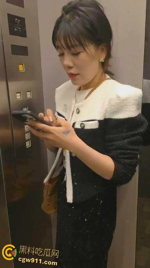 微信群里认识的离异少妇,饥渴母狗暗示户外露出野战,喝尿口交毒龙样样精通,这是双马尾萝莉没有的情趣 !-1