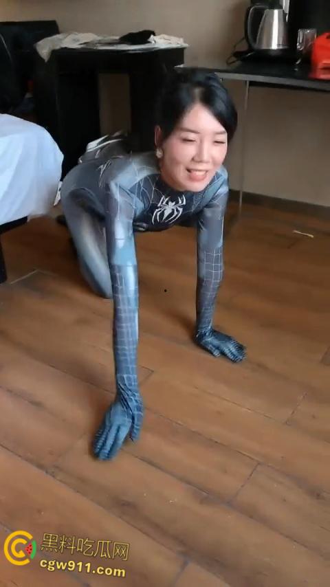 微信群里认识的离异少妇,饥渴母狗暗示户外露出野战,喝尿口交毒龙样样精通,这是双马尾萝莉没有的情趣 !-3