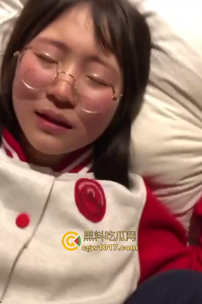 河南实验高中【付欣欣】被变态男友逼穿红灰校服，扣B痛到脸红，骑乘瞬间变脸淫叫，骚就要发泄！-1