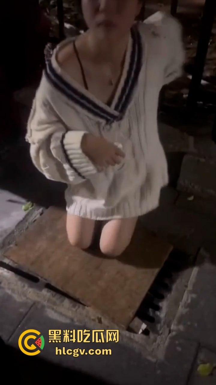 重庆体育生【陈子逸】女友遭多名同学逼下跪扇耳光 恶劣霸凌视频曝光 真是一群畜生-6