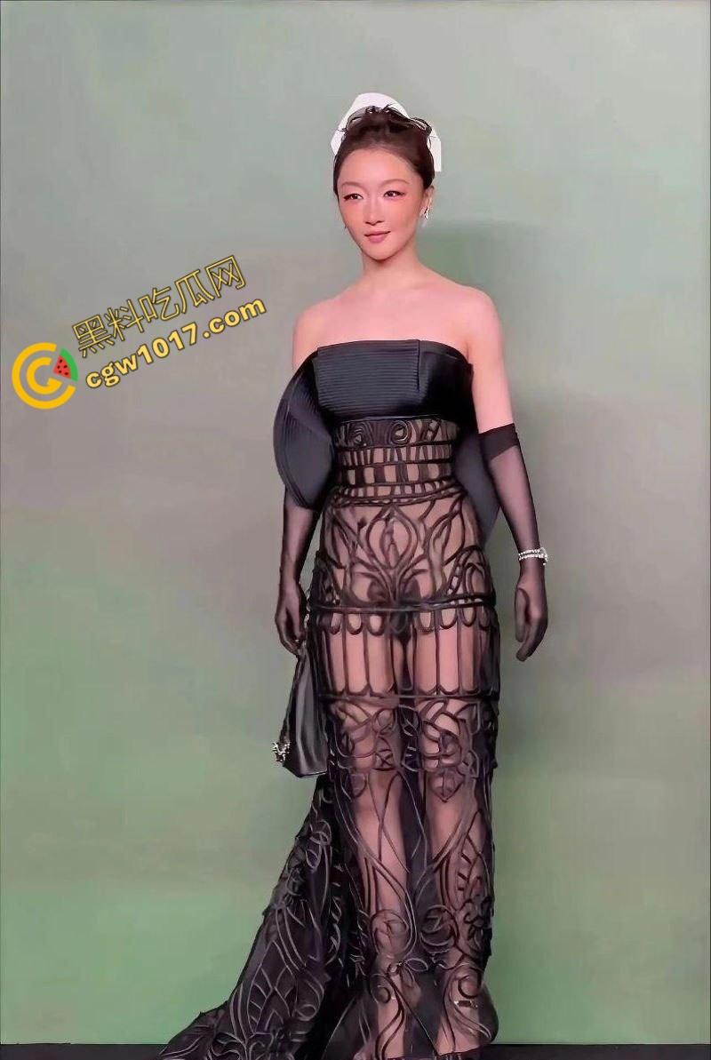 【周冬雨】VOGUE红毯透视装走光,性感仙女瞬间成爆炸新闻,行走荷尔蒙炸弹掀全网浪潮,裙摆失控全网疯传!-4