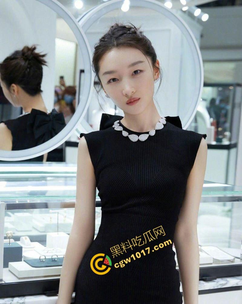 【周冬雨】VOGUE红毯透视装走光,性感仙女瞬间成爆炸新闻,行走荷尔蒙炸弹掀全网浪潮,裙摆失控全网疯传!-5