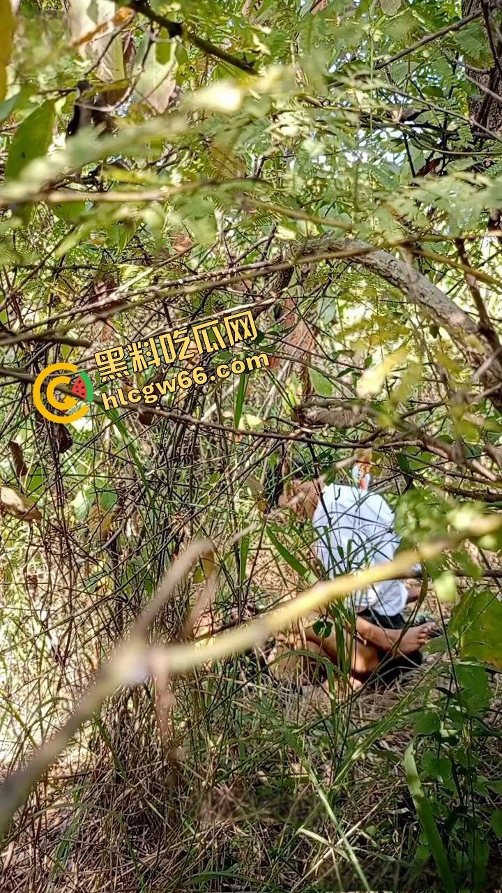 夏天的第一炮,小情侣树林野战开操果园大哥路过拍下全程,屁股抬得比桃子高,万物复苏逼也骚!-9