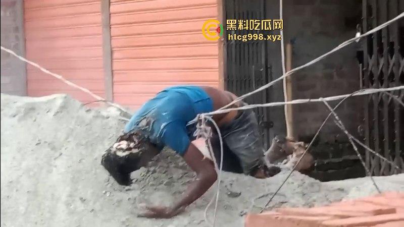 孟加拉男子盖房误触高压线 人当场烤熟 外焦里嫩的看得人头皮发麻-9