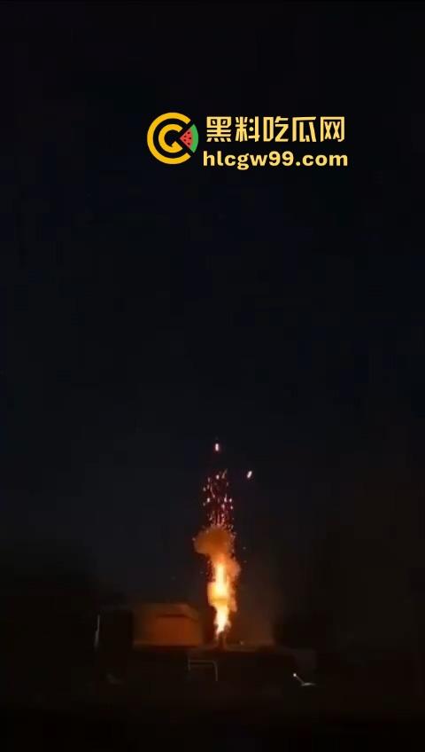 烟花爆炸翻车,观众变成靶子,本来看烟花秀,结果被烟花秀了一脸,慢一步直接喷成烟火人!-1