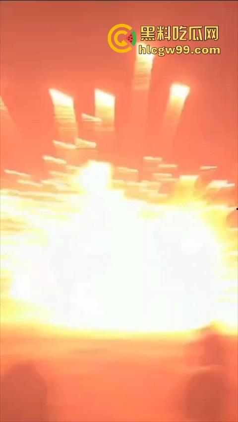 烟花爆炸翻车,观众变成靶子,本来看烟花秀,结果被烟花秀了一脸,慢一步直接喷成烟火人!-3