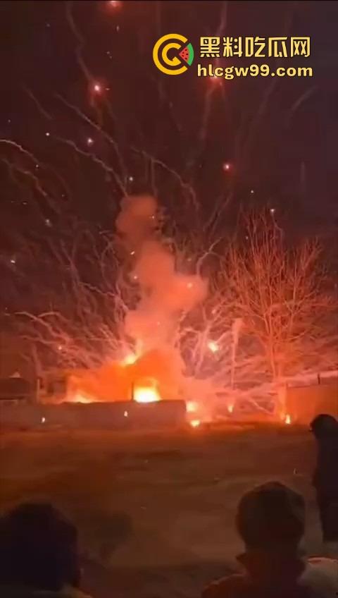 烟花爆炸翻车,观众变成靶子,本来看烟花秀,结果被烟花秀了一脸,慢一步直接喷成烟火人!-4