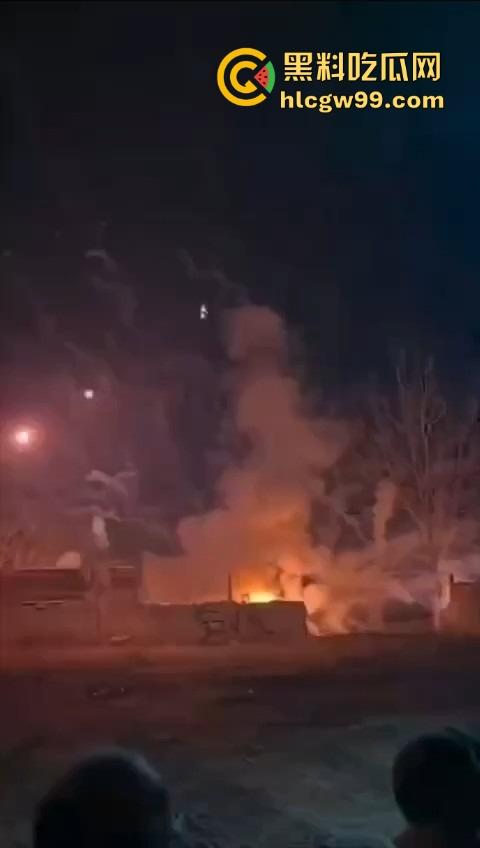 烟花爆炸翻车,观众变成靶子,本来看烟花秀,结果被烟花秀了一脸,慢一步直接喷成烟火人!-5