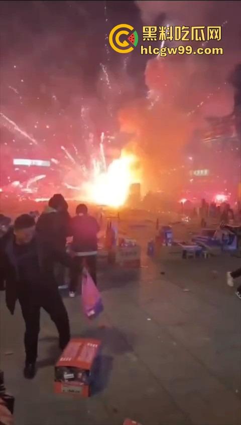 烟花爆炸翻车,观众变成靶子,本来看烟花秀,结果被烟花秀了一脸,慢一步直接喷成烟火人!-6