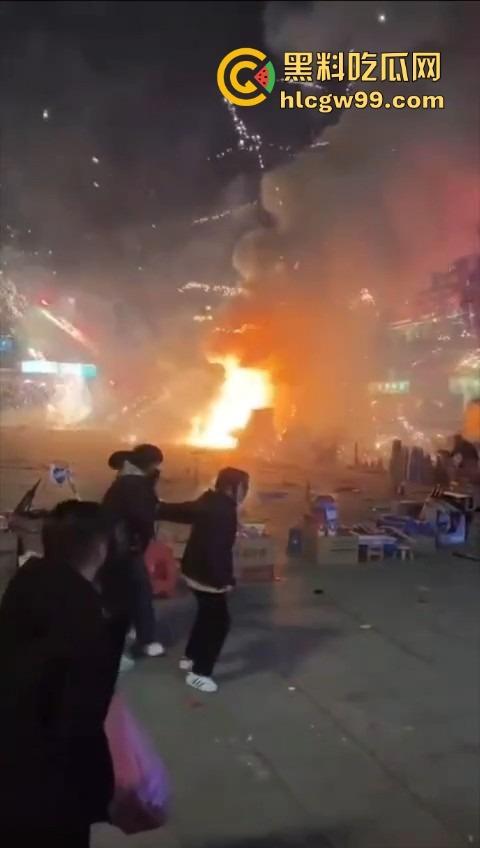 烟花爆炸翻车,观众变成靶子,本来看烟花秀,结果被烟花秀了一脸,慢一步直接喷成烟火人!-7