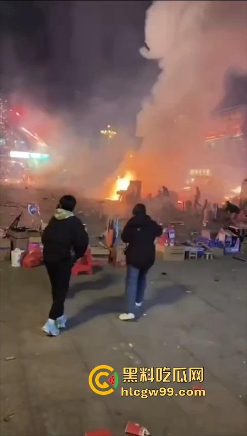 烟花爆炸翻车,观众变成靶子,本来看烟花秀,结果被烟花秀了一脸,慢一步直接喷成烟火人!-8