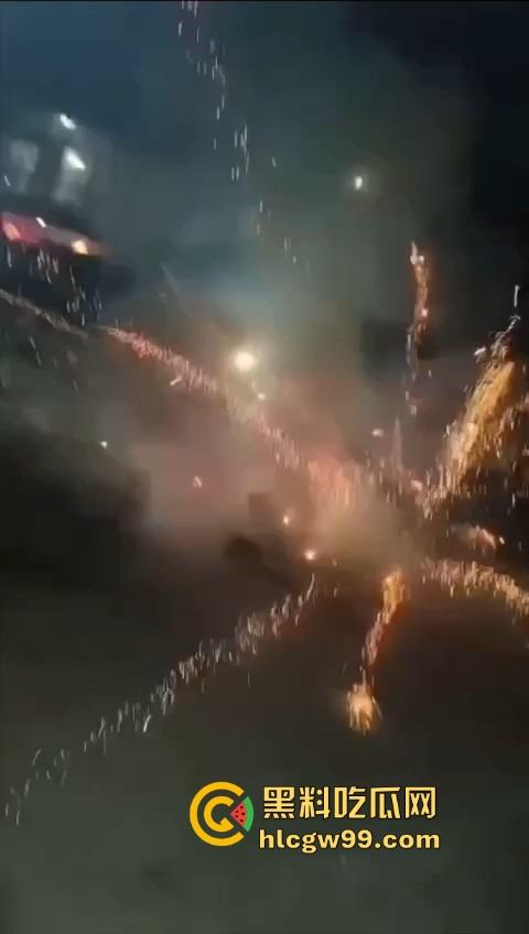 烟花爆炸翻车,观众变成靶子,本来看烟花秀,结果被烟花秀了一脸,慢一步直接喷成烟火人!-9