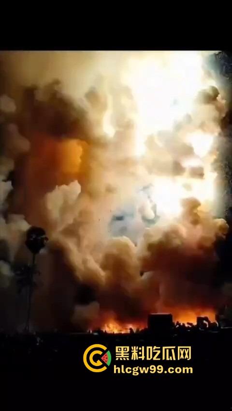 烟花爆炸翻车,观众变成靶子,本来看烟花秀,结果被烟花秀了一脸,慢一步直接喷成烟火人!-11