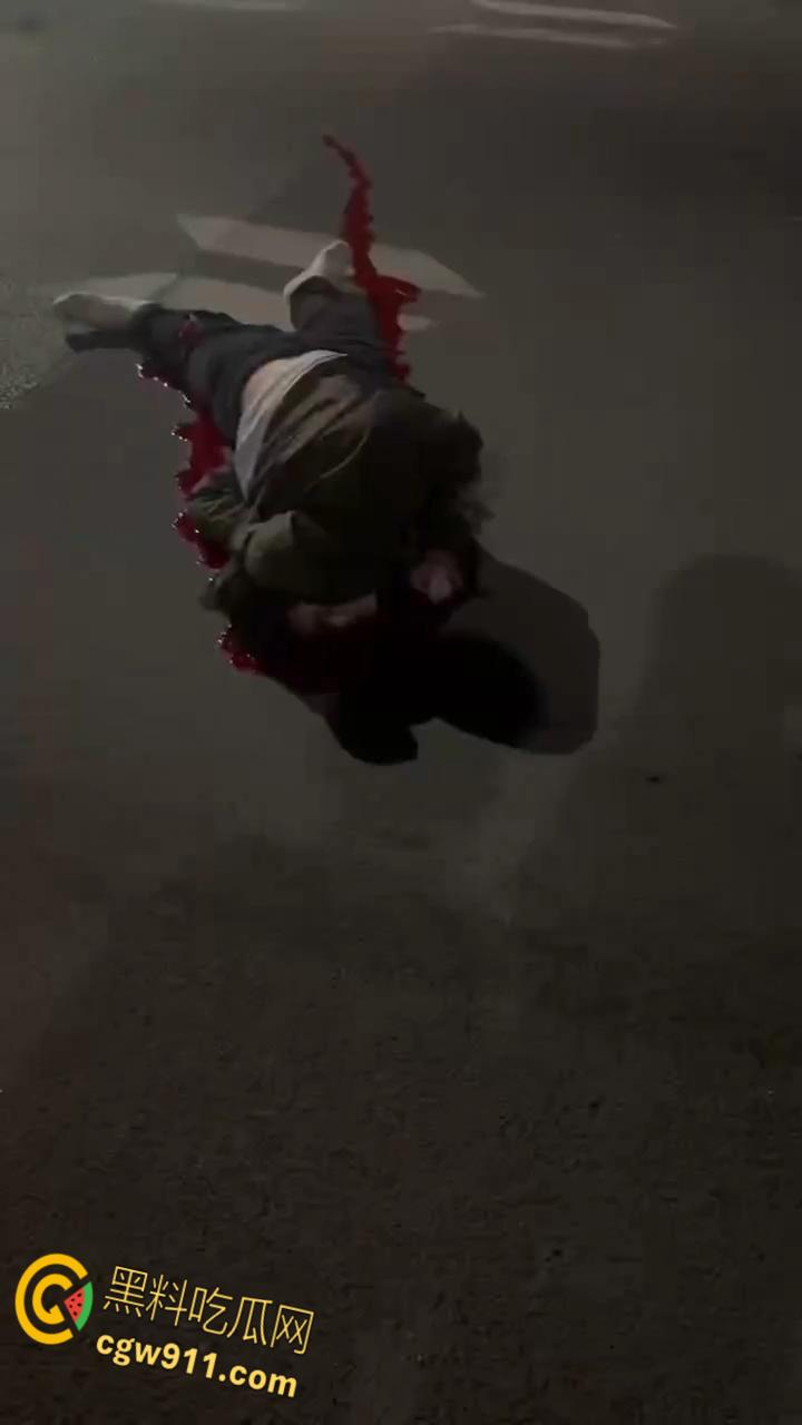 重庆江北机车张雪500,120码高速压弯失败,直接撞的到处乱飞,一个躺板板一个挂在杆子上,太惨了 。-7