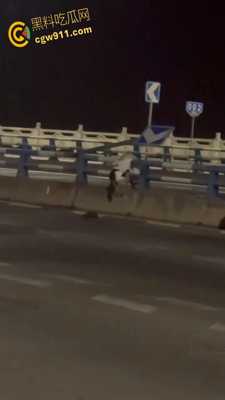 重庆江北机车张雪500,120码高速压弯失败,直接撞的到处乱飞,一个躺板板一个挂在杆子上,太惨了 。-8