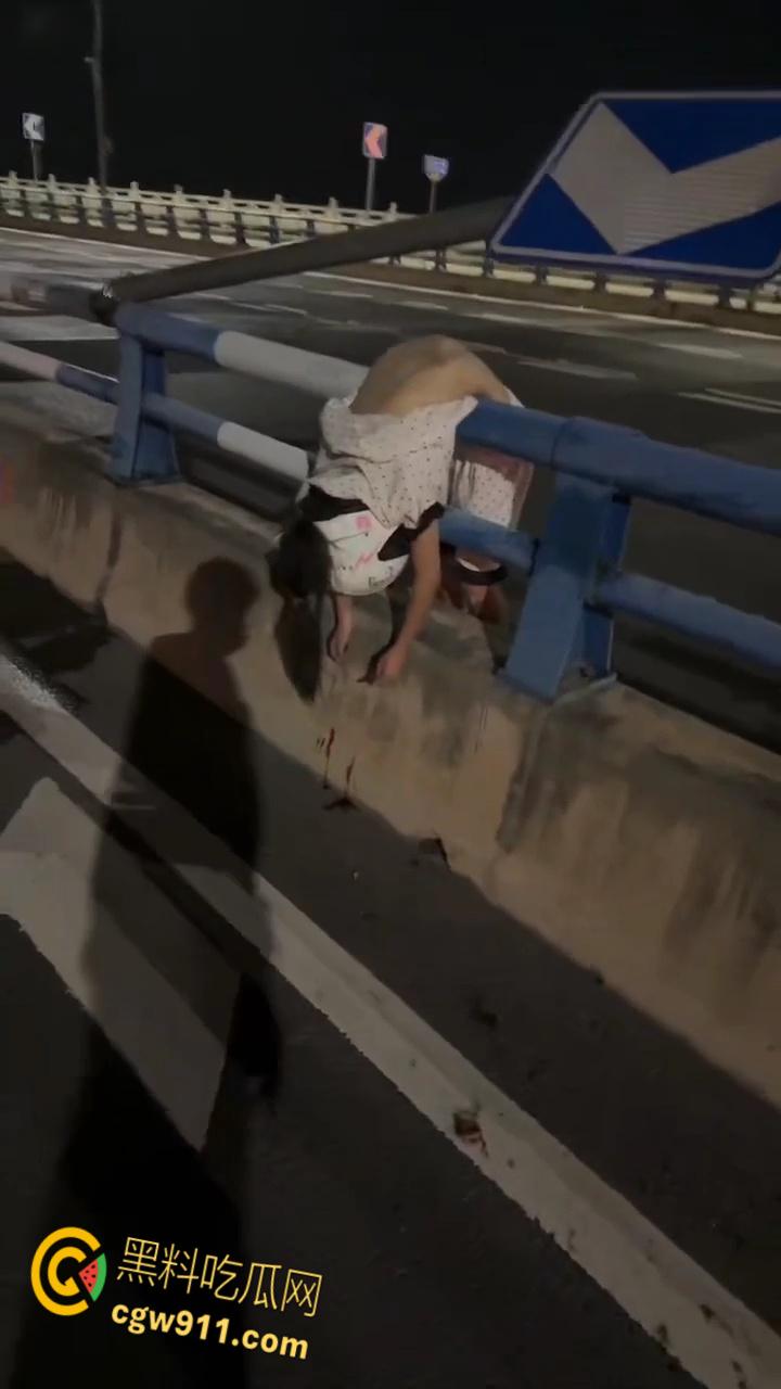 重庆江北机车张雪500,120码高速压弯失败,直接撞的到处乱飞,一个躺板板一个挂在杆子上,太惨了 。-9